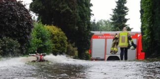 Die Feuerwehr rückte wegen der starken Regenfälle aus. Foto: FW Bottrop/Symbolbild