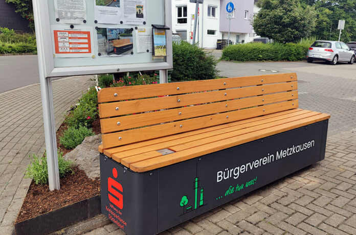Sitzgelegenheit und Wasserspeicher zugleich: die neue Bank an der Homberger Straße. Foto: privat
