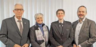 Landrat Thomas Hendele, die Hildener Ordnungsdezernentin Mona Wolke-Ertel und Ordnungsamtsleiter Michael Siebert (r.) begrüßen Patricia Aillaud (2. v.r.). Foto: Stadt Hilden