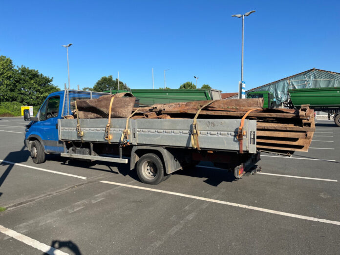 Der Laster war erheblich überladen. Foto: Polizei