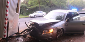 Der Audi prallte ungebremst mit einem Bauwagen zusammen. Foto: Polizei