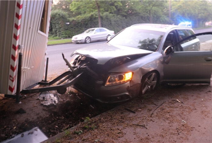 Der Audi prallte ungebremst mit einem Bauwagen zusammen. Foto: Polizei