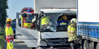 Ein Lkw-Fahrer wurde bei der Kollision eingeklemmt und musste von der Feuerwehr befreit werden. Foto: Feuerwehr Ratingen