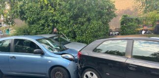 An der Spandauer Straße in Monheim am Rhein stieß ein Nissan Micra gegen einen VW Golf und einen Audi A3. Foto: Polizei