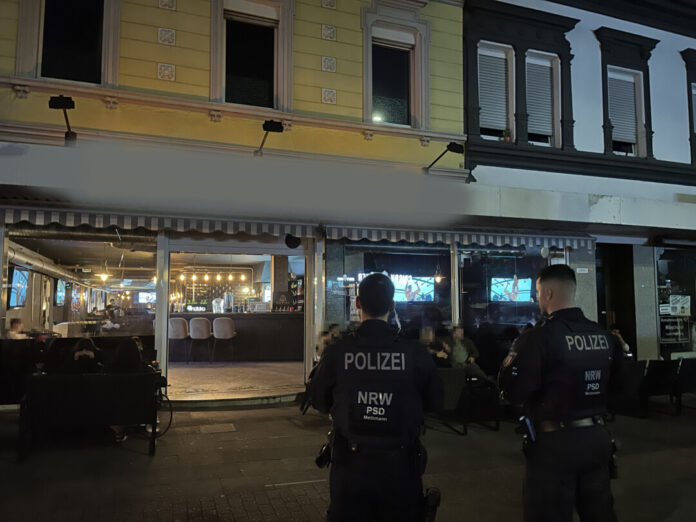 Am Freitagabend fand ein behördenübergreifender Kontrolleinsatz in Hilden statt. Foto: Polizei