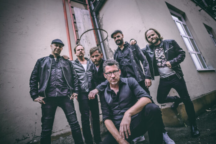 Fiddler's Green treten in Solingen auf Schloss Burg auf. Foto: Holger Fichtner