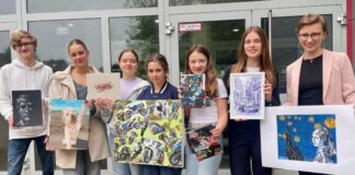 Junge Künstlerinnen und Künstler des Samstagsateliers des "Städtischen Gymnasium Wülfrath" stellen ab 31. Mai ihre Werke im Hauptgebäude der Polizei Mettmann aus. Foto: Polizei