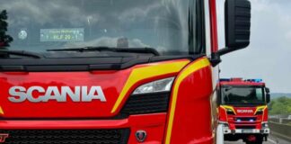 Eindatzfahrzeuge der Feuerwehr vor Ort auf der Autobahn. Foto: FW Wülfrath