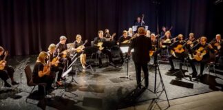 Das Orchester auf der Bühne. Foto: Makoge Wuppertal