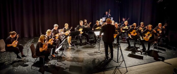 Das Orchester auf der Bühne. Foto: Makoge Wuppertal