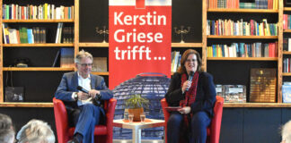 Achim Post mit Kerstin Griese auf der Bühne. Foto: Büro Griese