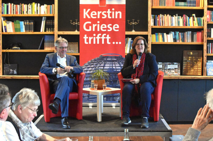 Achim Post mit Kerstin Griese auf der Bühne. Foto: Büro Griese