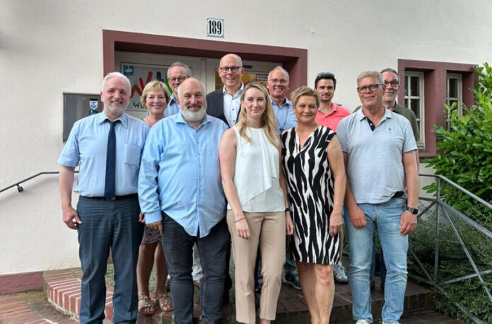01_CDU-Vorstand Nach der Mitgliederversammlung im WIR-Haus stellten sich Mitglieder des neuen CDU-Vorstands mit ihren Abgeordneten dem Fotografen: (1. Reihe v.l.n.r.) Wolfgang Riedel, Andreas Seidler, Julia Reuter, Elke Platzhoff, Stephan Hölterscheidt, (2. Reihe v.l.n.r.) Ellen Effert, Claus Leifeld, Peter Beyer, Martin Sträßer, Christian Schölzel, Udo Switalski. Foto: CDU