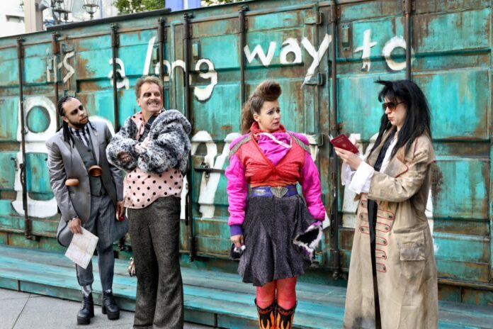 Nicolas Matthews (Esel), Jan Pröhl (Katze), Sabine Osthoff (Hahn) und Silvia Weiskopf (Hund) in "Stadtmusikanten" nach den Brüdern Grimm. Mobile Produktion des Schauspiel Essen. Premiere am 24. Mai 2024 auf dem Theatervorplatz. Foto: Birgit Hupfeld