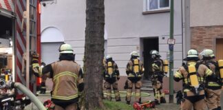 Atemschutztrupps stehen vor dem Gebäude. Foto: Feuerwehr Essen