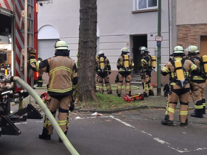 Atemschutztrupps stehen vor dem Gebäude. Foto: Feuerwehr Essen