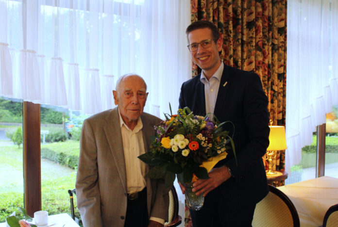 Bürgermeister Christoph Schultz (r.) besuchte Paul Neumann an seinem 101. Geburtstag im Rosenhof Hochdahl und gratulierte herzlich. Foto: Stadt Erkrath