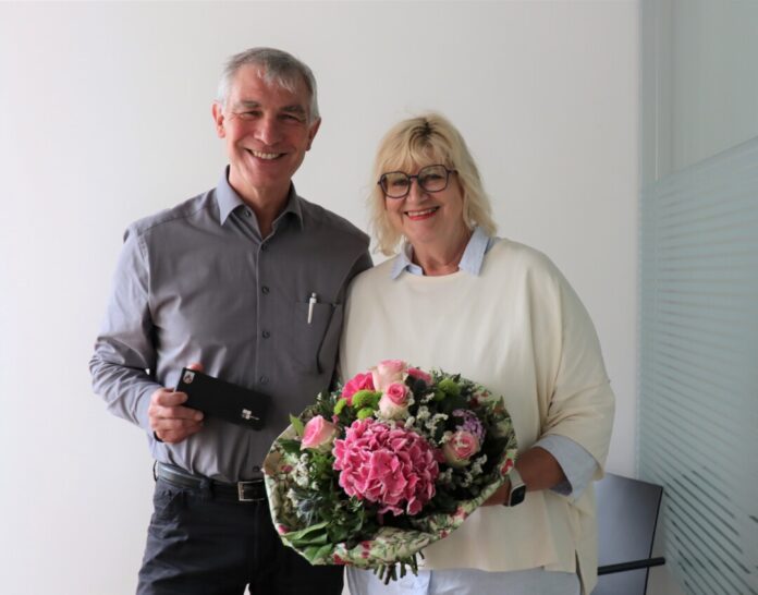 Bürgermeister Klaus Pesch verabschiedete die Personalratsvorsitzende Gesche Hansmeier an ihrem letzten Arbeitstag in den Ruhestand. Foto: Stadt Ratingen