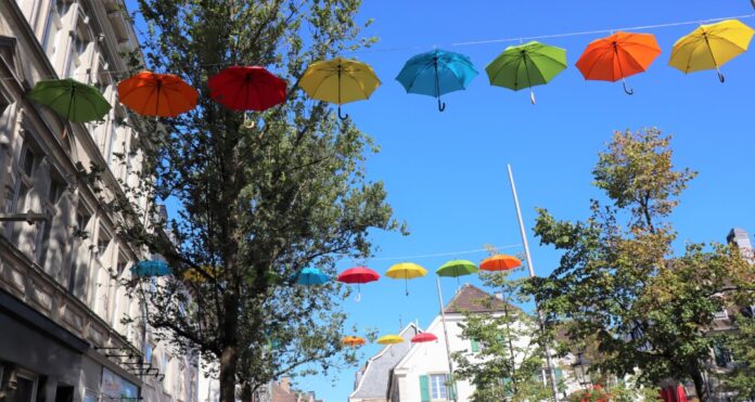 Schirme in den bunten Farben der 17 UN-Nachhaltigkeitsziele sollen auch in diesem September wieder den Marktplatz schmücken und auf die Aktionstage hinweisen. Archivfoto: Stadt Ratingen