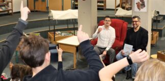 Erster Beigeordneter Patrick Anders (links) und Ahmet Özdemir, Leiter der Stadtbibliothek, freuten sich über eine rege Beteiligung der Schülerinnen und Schüler bei der Demokratie-Lesung. Foto: Stadt Ratingen