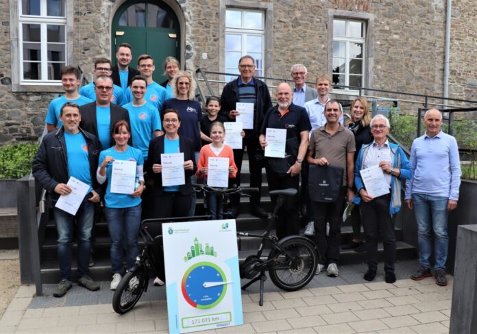 Bürgermeister Klaus Pesch (6.v.r.) ehrte die besten Stadtradler. Markus Schmidt (vorn links) gewann gleich zweimal: als bester Einzelradler und mit seinem Team, der Martin-Luther-King-Gesamtschule. Foto: Stadt Ratingen