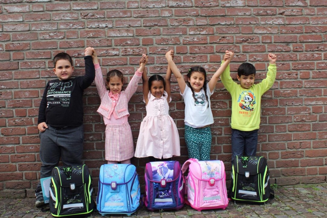 Kinder freuen sich über ihre Schulranzen. Foto: Diakonie/ Loubna El Outmani