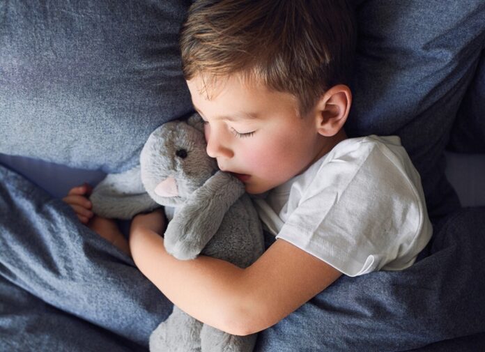Eltern und Interessierte können sich Rat und Tipps zum Thema Kinderschlaf holen. Foto: Adene Sanchez/GettyImages/DAK-Gesundheit