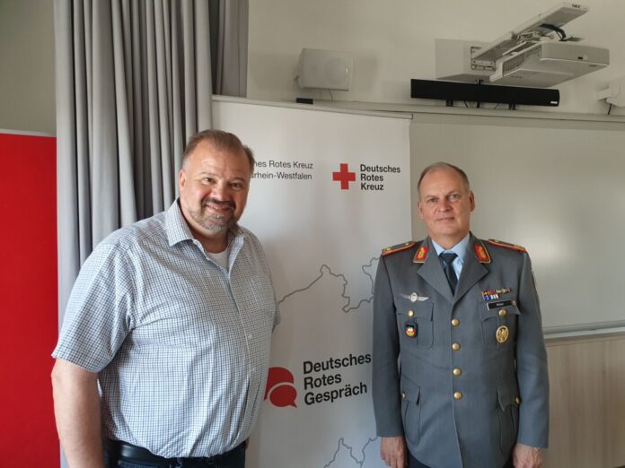Stefan Vieth, Geschäftsführer DRK- Kreisverbandes, und Brigadegeneral Hans-Dieter Müller, Kommandeur des Landeskommandos Nordrhein-Westfalen. Foto: DRK