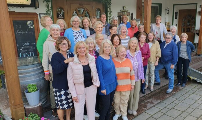 Die Frauen-Union genießt einen gemütlichen Abend beim Spargelessen. Foto: FU Heiligenhaus