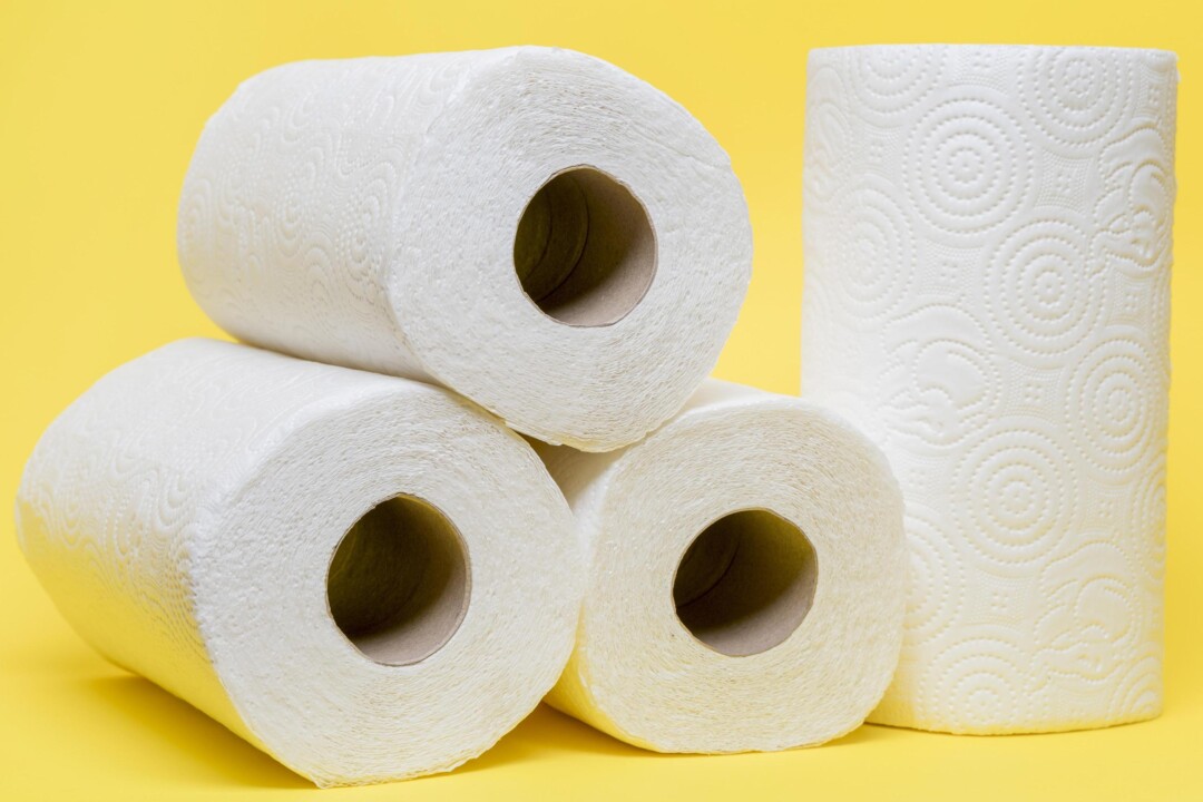 Mehrere Rollen Küchenpapier liegen bereit. Foto: VZ NRW/adpic