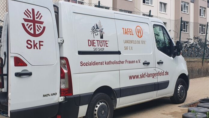 Mehrmals pro Woche holen ehrenamtliche Fahrer_innen der Tafel Langenfeld Lebensmittelspenden bei lokalen Händlern oder Erzeugern ab. Foto: SkF Langenfeld