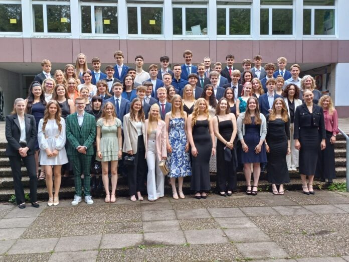 Folgende Schülerinnen und Schülern haben dieses Jahr am Gymnasium Langenberg das Abitur bestanden: Kim Denise Adam; Seval Aksu; Can Aksu; Jakob Barning; Filip Basalo; Leo Bäumer; Christof Bieselt; Briana Böhm; Max Bolte; Daniel Braslavski; Selina Čakić; Cora Tamara Eckstein; Melina Engstfeld; Lisa Sophie Förster; Leonie Fragner; Simon Froß; Robin Grimm; Malene Hafke; Anette Heine; Tabea Hilgert; David Hinz; Anna Lena Jeenel; Samuel Jüngst; Katja Köhler; Gustav Köhncke; Hanna Kovacs; Jonas Koziol; Nils Krudewig; Yasmina Lamrini; Greta Langer; Jill Lorraine Lasyk; Emilia Leicht; Frieder Lichtenberg; Sophie Löchel; Lea Lörcher; Max Marialke; Valerija Mihajlović; Sonja Nicolaus; Jonathan Paul Ommerborn; Sarah Overbeck; Jonas Maximilian Pennekamp; Julian Rampe; Sander Röttgen; Mia Leni Schlez; Johanna Ellen Schöler; Maximilian Siekmann; Finn Stötzer; Charlotte Viktoria Stücker; Philipp Syre; Janna Vollmer; Jannis von Gimborn; Erik Westerheide; Teoman Yilmaz, Frederik Zündorf. Foto: privat