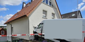 Ein Transporter in das Wohngebäude geprallt. Foto: Feuerwehr Arnsberg