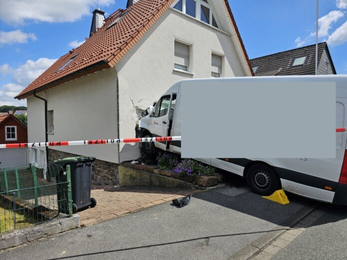 Ein Transporter in das Wohngebäude geprallt. Foto: Feuerwehr Arnsberg