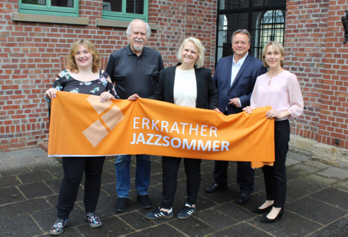 Das Organisationsteam, bestehend aus (v.l.n.r.) Nadja Hopmann (Tafelkunst – Hopmanns Genuss-Catering), Dr. Helmut Stein (künstlerische Leitung), Lydia Winnik (Abteilung Kultur), Thomas Döring (Kreissparkasse Düsseldorf) und Julia Wallborn (Schule · Kultur · Sport), freut sich auf den 26. Jazzsommer. Foto: Stadt Erkrath