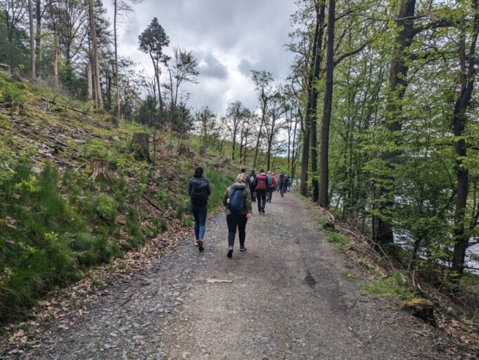 Gemeinsam wandern entlang von Talsperren bei den Bergischen Wanderwochen. Foto: Stephanie Kröber / Das Bergische