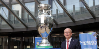 Der Präsident des Landtags, André Kuper, präsentiert die Trophäe. Foto: Landtag NRW/ Bernd Schälte
