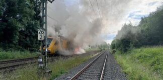 Starke Rauchentwicklung aus dem Turmtriebwagen. Foto: FW Haan