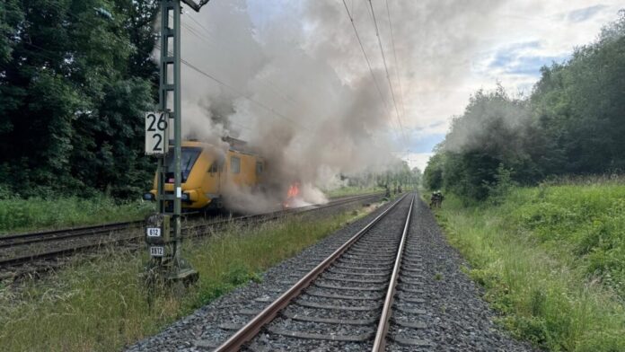 Starke Rauchentwicklung aus dem Turmtriebwagen. Foto: FW Haan