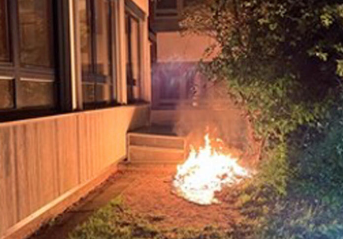 Am späten Montagabend setzten Unbekannte den Inhalt einer Papiermülltonne in Brand. Foto: Polizei