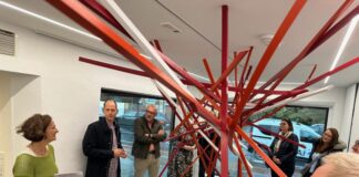 Die Ausstellung „tales of space, kb“ bietet mit schwebender Farbe und offener Form eine komplexe Abfolge dreidimensionaler Bilder im Raum. Foto: privat