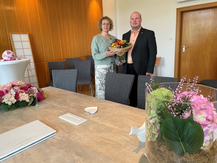 Bürgermeisterin gratuliert Christian Schrader Bürgermeisterin Sandra Pietschmann wünscht Christian Schrader viel Glück für seine neue Aufgabe als Leiter des Standesamtes. Foto: Kreisstadt Mettmann