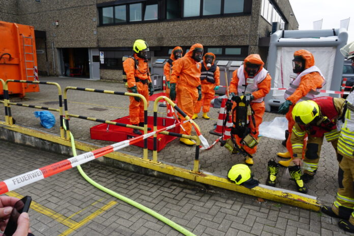 Die Dekontamination bei Verlassen des Gefahrenbereichs. Foto: FW Ratingen