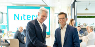 Bürgermeister Klaus Pesch mit Damien Germès, Präsident und CEO von Niterra EMEA, bei der Eröffnung. Foto: Niterra