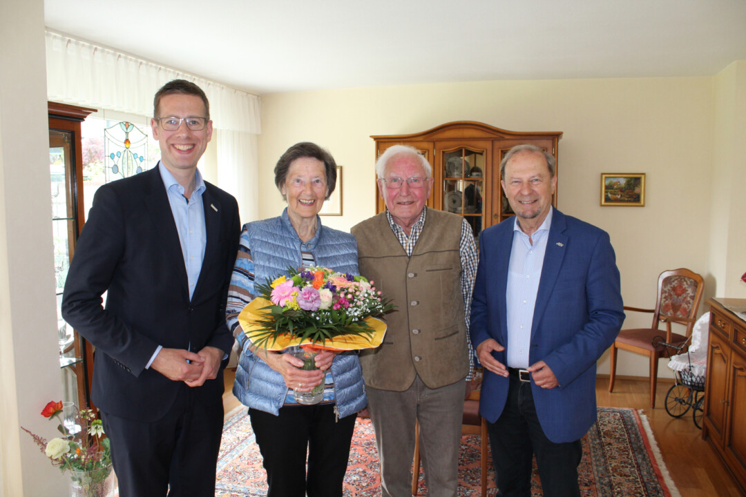 Das Erkrather Ehepaar Marion und Erwin Hedtke feierte am 29.05.2024 ihren 65. Hochzeitstag. Bürgermeister Christoph Schultz (1.v.l.) und Michael Ruppert, stellvertretender Landrat (4.v.l.) gratulierten mit regionalen Geschenken und einem Strauß Blumen. Foto: Stadt Erkrath
