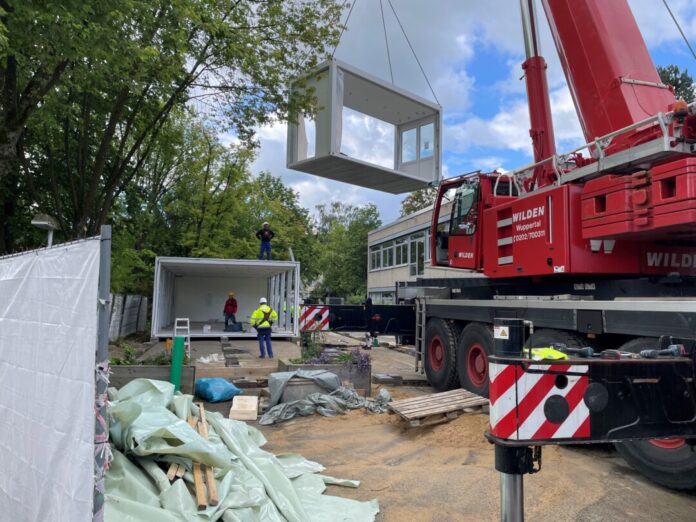 Ein Modul für die neue Mensa der Grundschule schwebt ein. Foto: Kreisstadt Mettmann