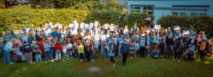 Die Helen-Keller-Schule in Ratingen setzt gemeinsam ein Zeichen für Demokratie. Foto: Kreis ME