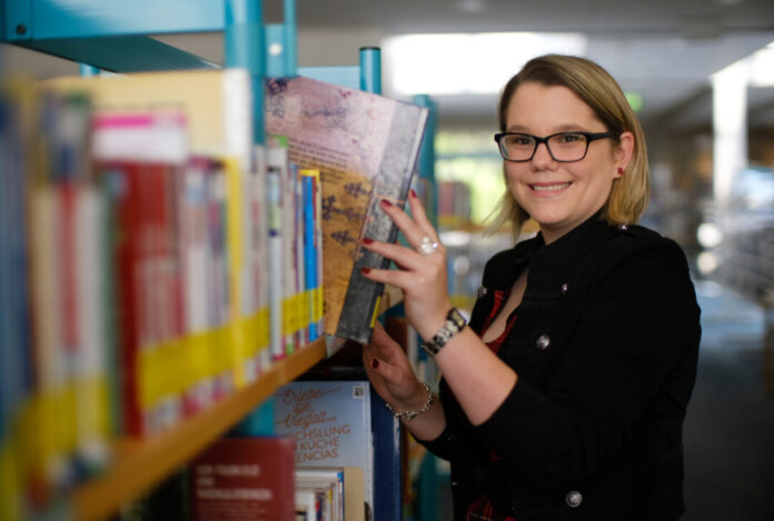 Sabrina Schönfelder vom Team der Stadtbibliothek freut sich auf zahlreiche Teilnehmer beim diesjährigen Sommerleseclub. Foto: Stadt Ratingen