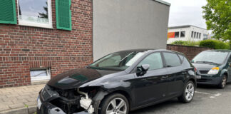 Die Front des Seat Leon wurde stark deformiert, zudem sind Teile aus der Karosserie herausgebrochen. Foto: Polizei