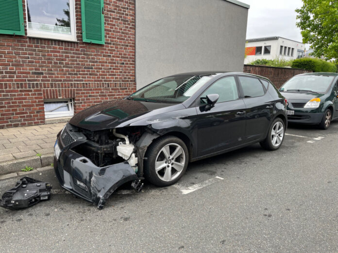 Die Front des Seat Leon wurde stark deformiert, zudem sind Teile aus der Karosserie herausgebrochen. Foto: Polizei